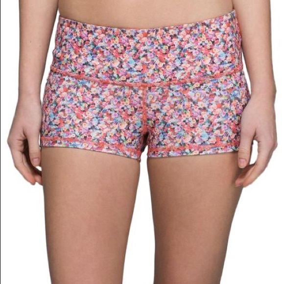 Lululemon Boogie Shorts size4 in Prism Petal Multi - Picture 6 of 7